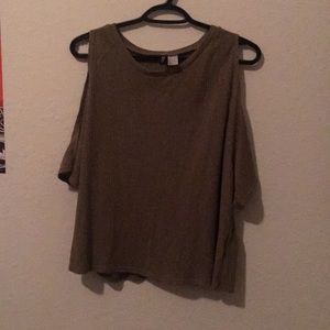 Off the shoulder tee